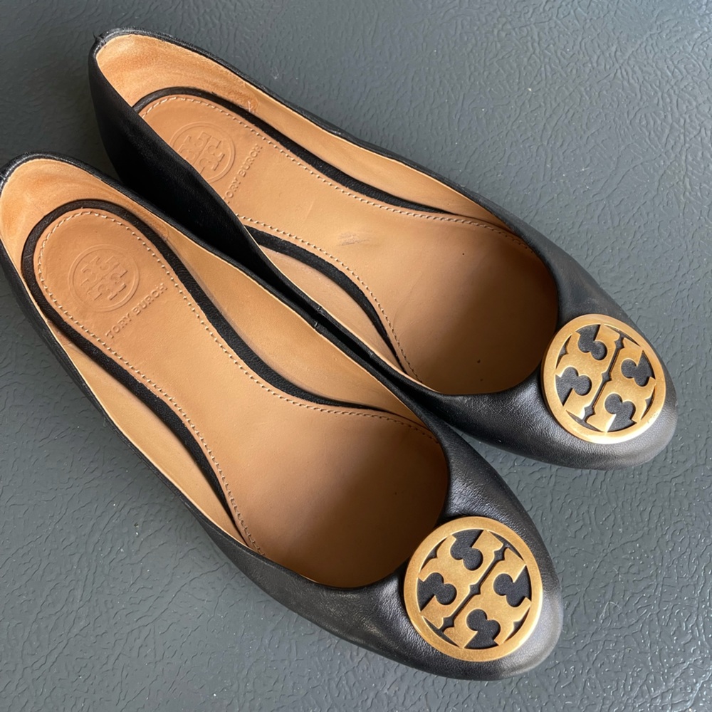 Tory burch flats black leather gold hardware size 6